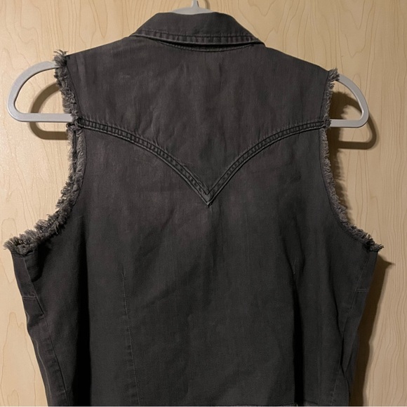 Wrangler Retro Women’s Distressed Sleeveless Snap Cropped Western Shirt - Picture 7 of 8